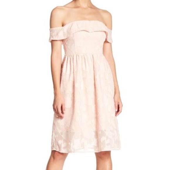 CUPCAKES & CASHMERE Honey Off the Shoulder Dress Size 6 - Picture 2 of 6